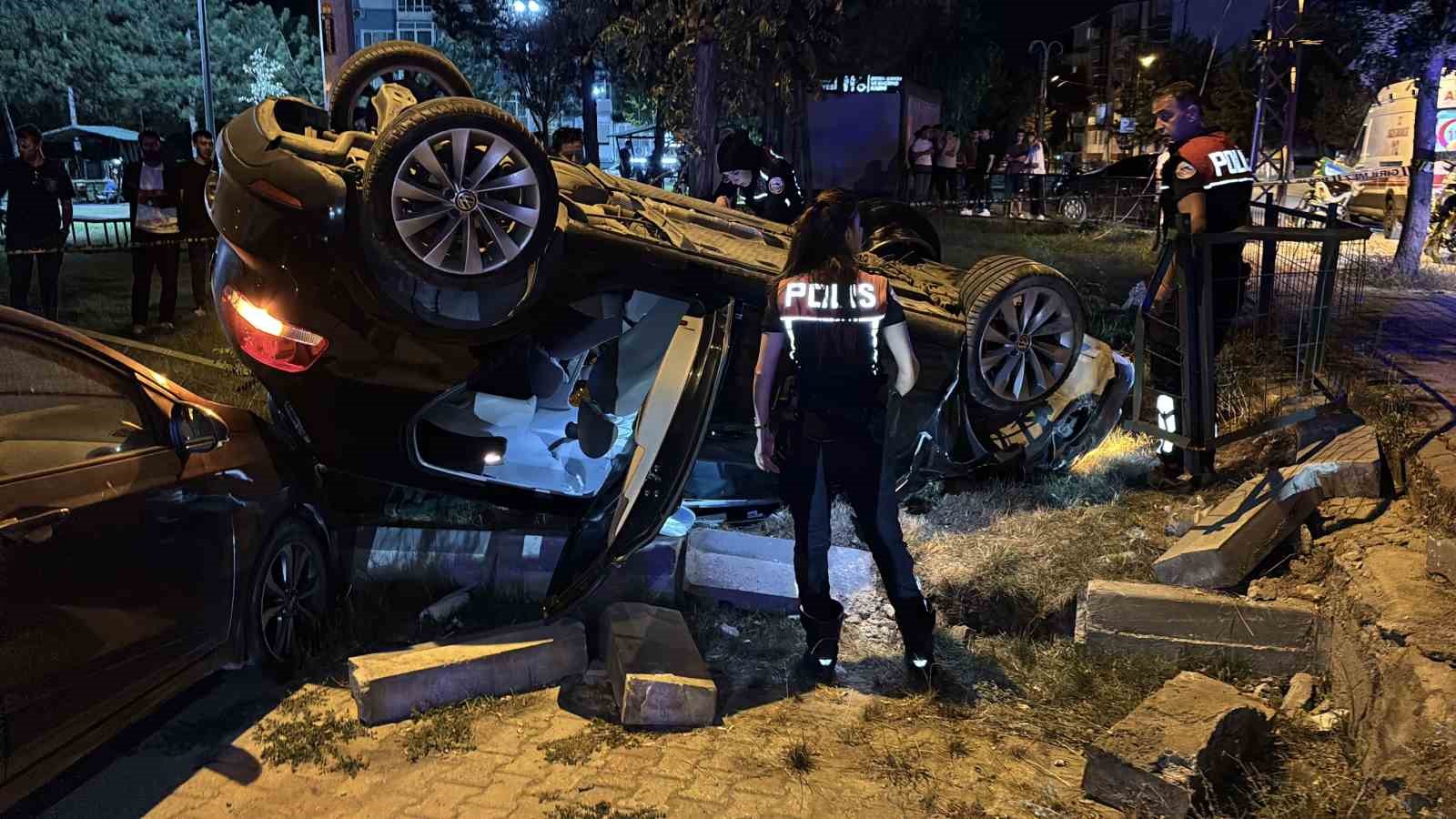 Edirne’de takla atan otomobilde bir kişinin parmağı koptu, ekipler kopan parmağı bulmak için seferber oldu