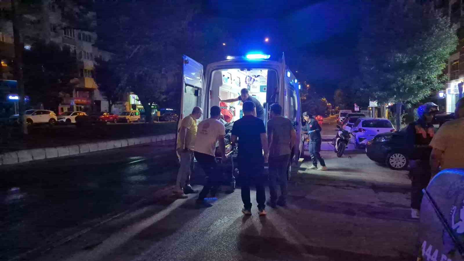 Refüj sulaması sebebiyle ıslanan yolda motosikleti devrilen kurye yaralandı