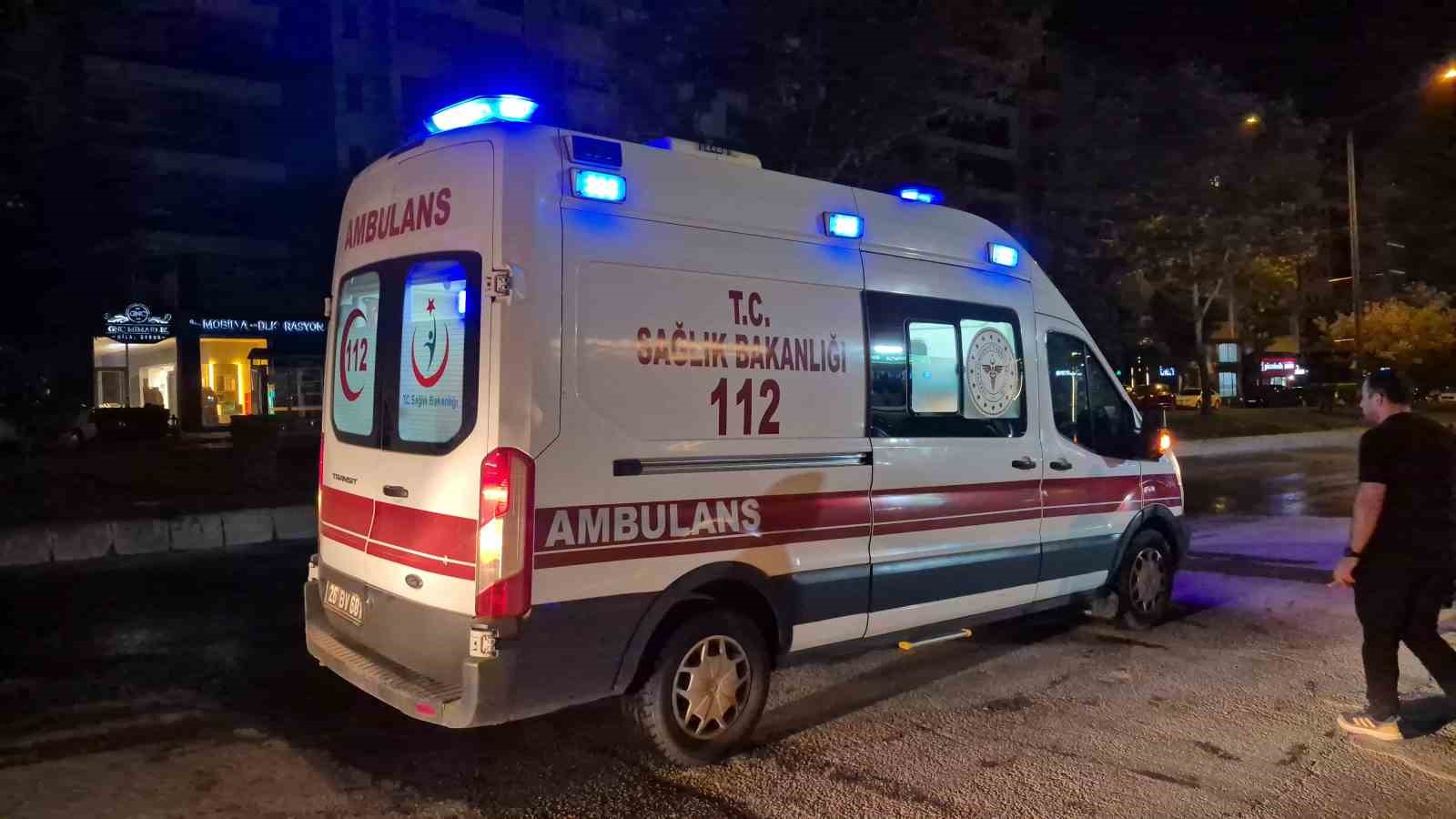 Refüj sulaması sebebiyle ıslanan yolda motosikleti devrilen kurye yaralandı