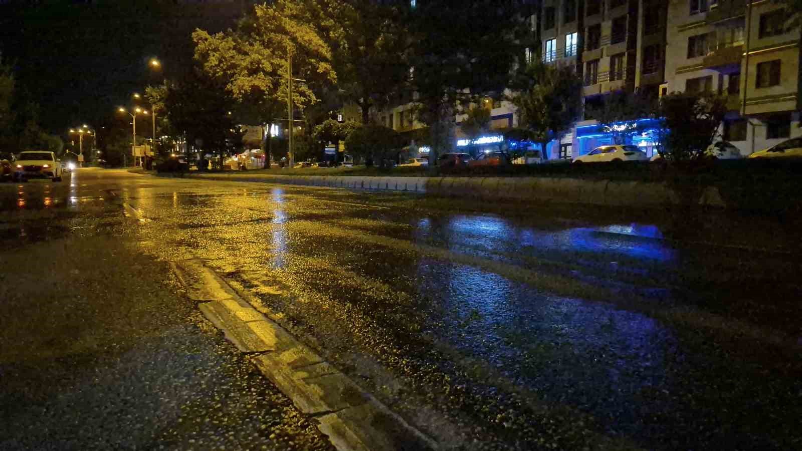 Refüj sulaması sebebiyle ıslanan yolda motosikleti devrilen kurye yaralandı