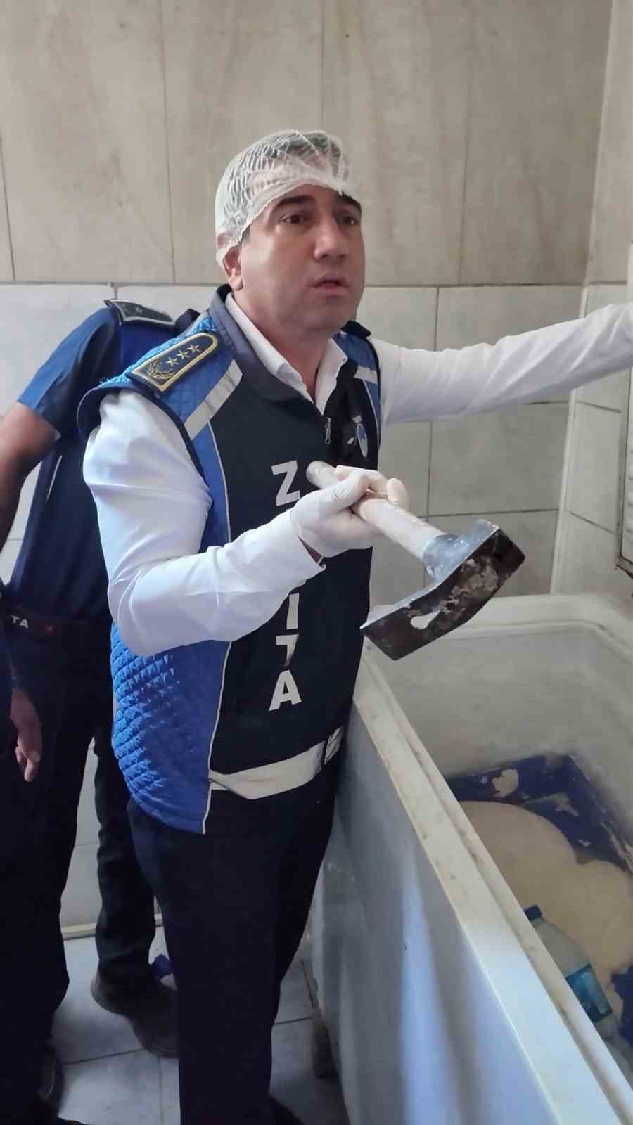 Fare dışkısından ve böcekten geçilmeyen fırındaki dondurucudan paslı keser çıktı