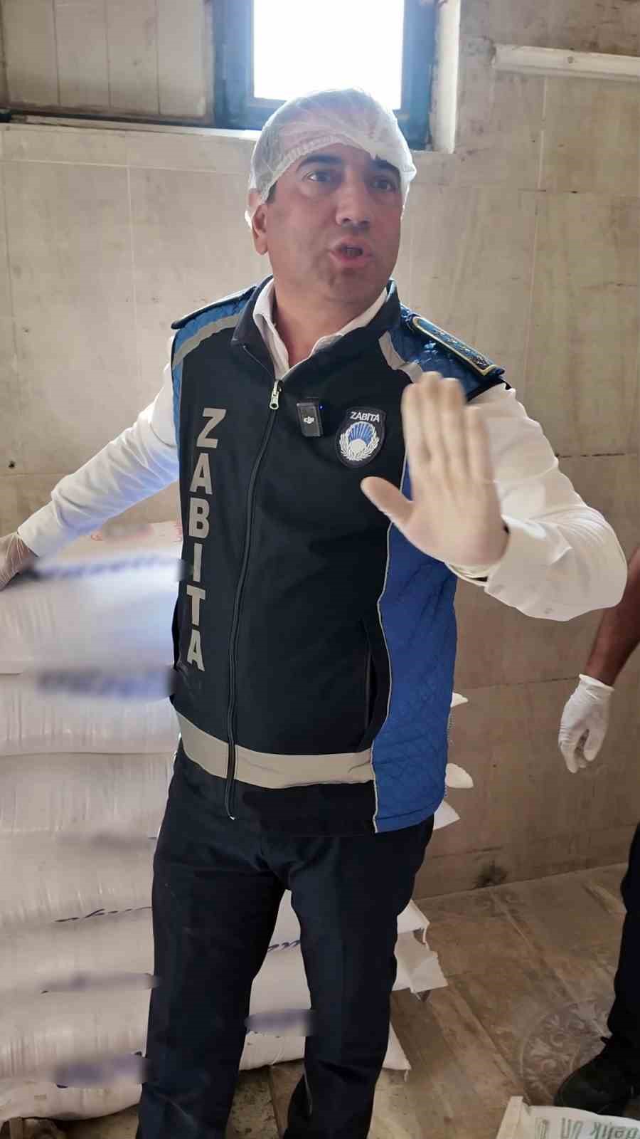Fare dışkısından ve böcekten geçilmeyen fırındaki dondurucudan paslı keser çıktı