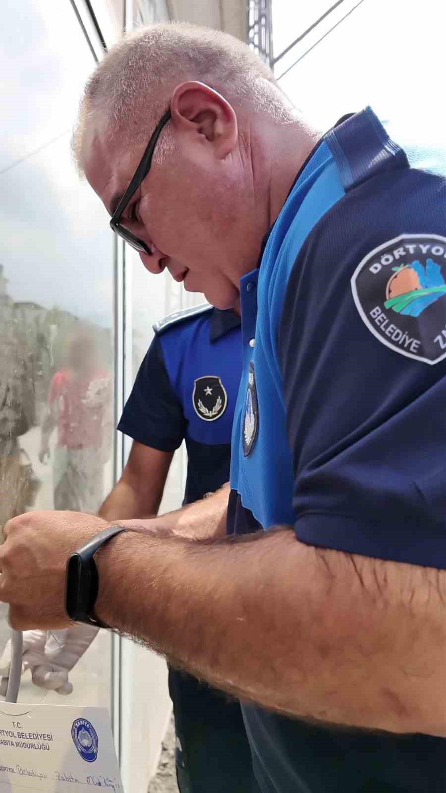 Fare dışkısından ve böcekten geçilmeyen fırındaki dondurucudan paslı keser çıktı