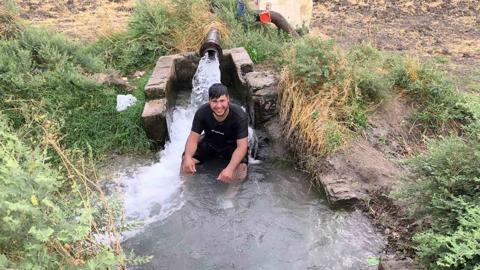 Kavurucu sıcakta elbisesini bile çıkarmadan buz gibi sondaj suyunda serinledi