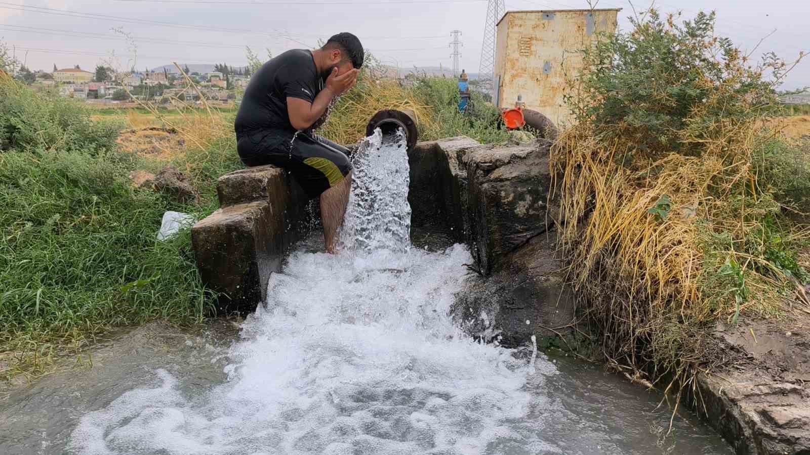 Kavurucu sıcakta elbisesini bile çıkarmadan buz gibi sondaj suyunda serinledi