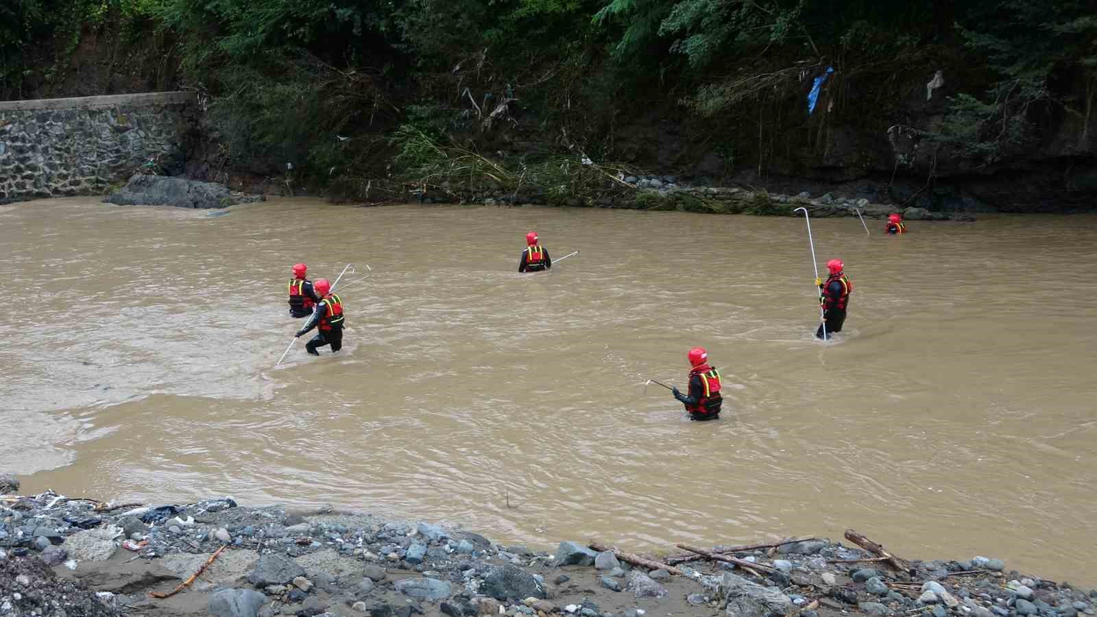 Giresun’da selde kaybolan 2 kişiyi arama çalışmaları sürüyor