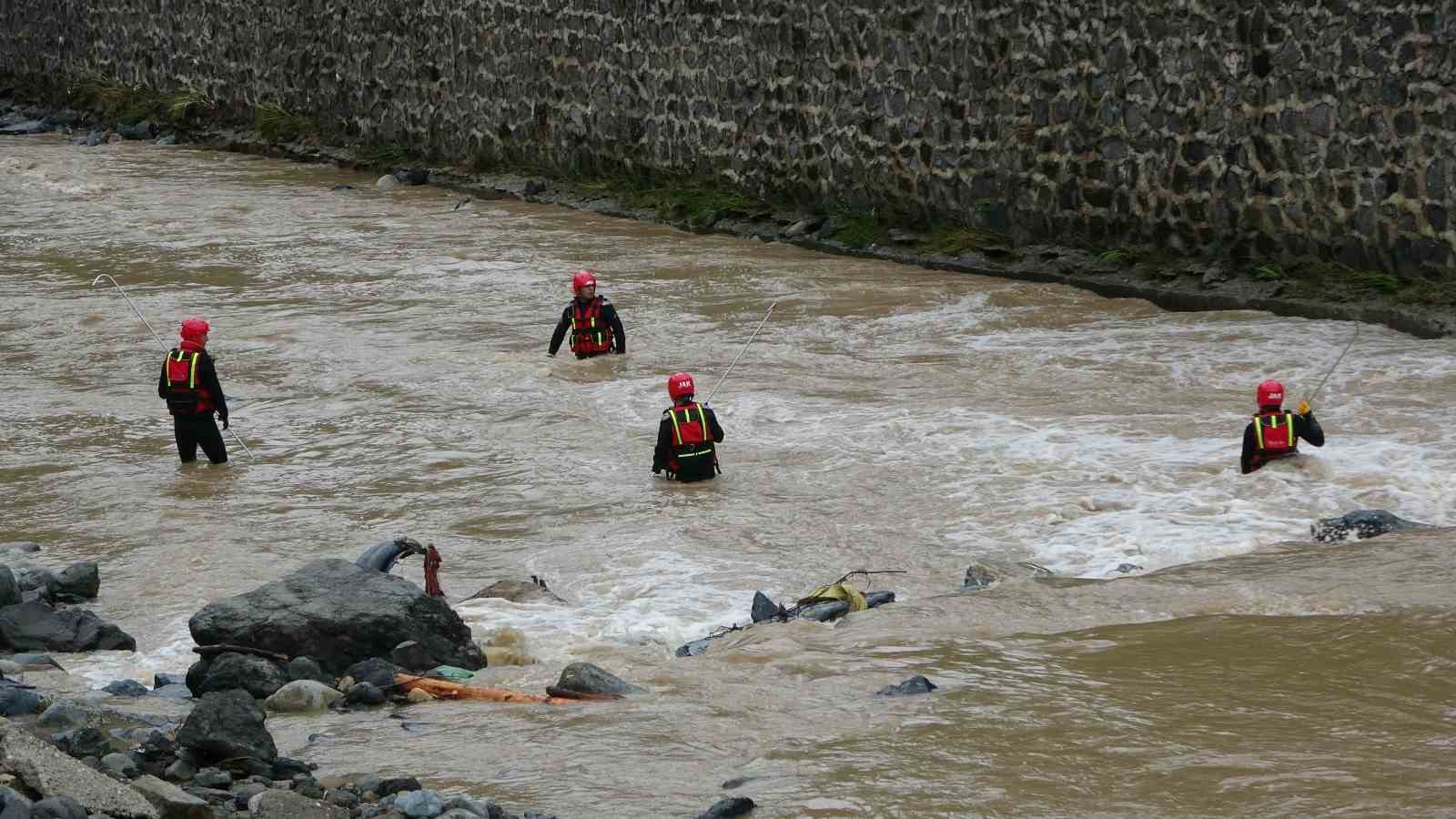 Giresun’da selde kaybolan 2 kişiyi arama çalışmaları sürüyor