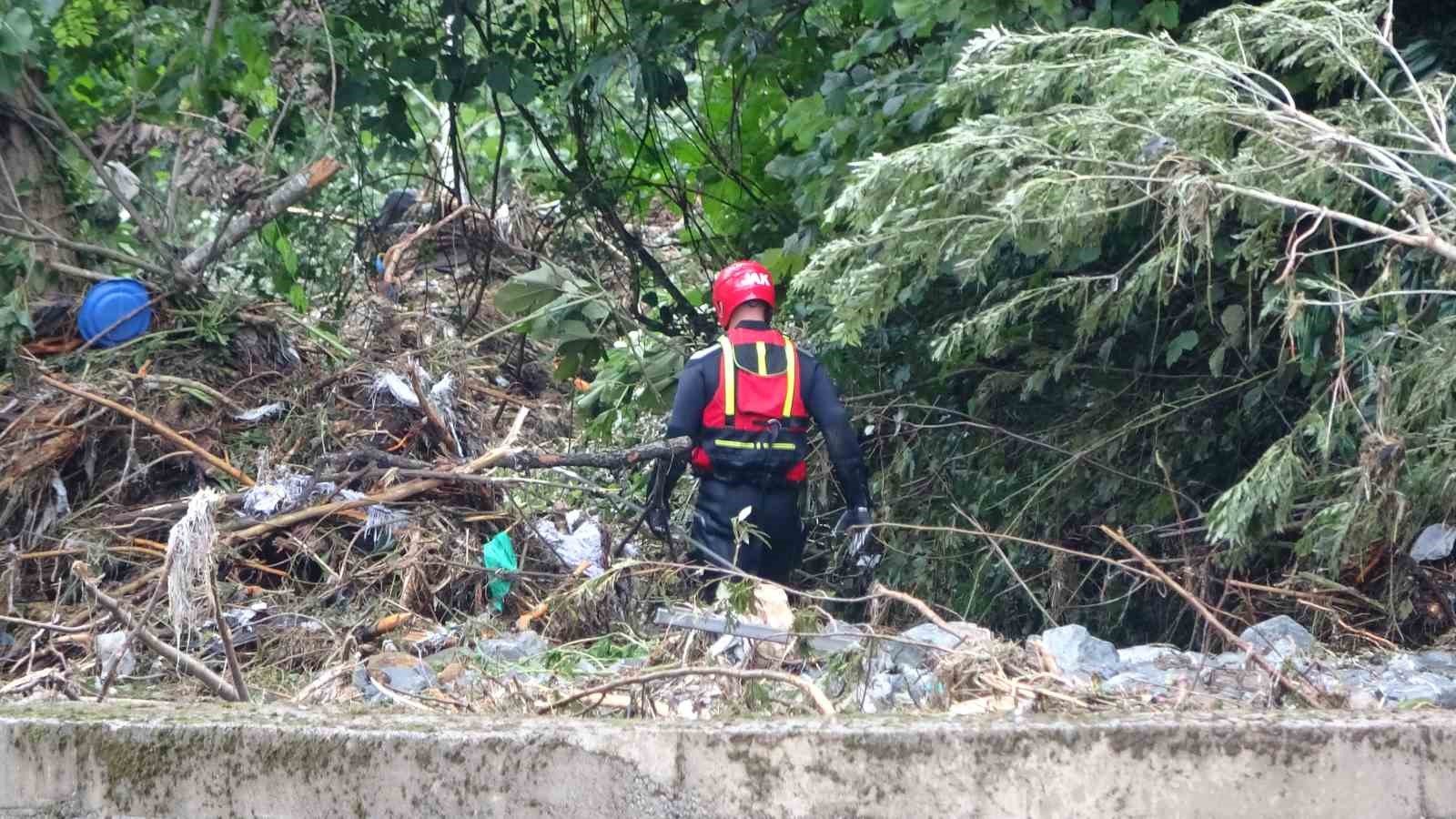 Giresun’da selde kaybolan 2 kişiyi arama çalışmaları sürüyor