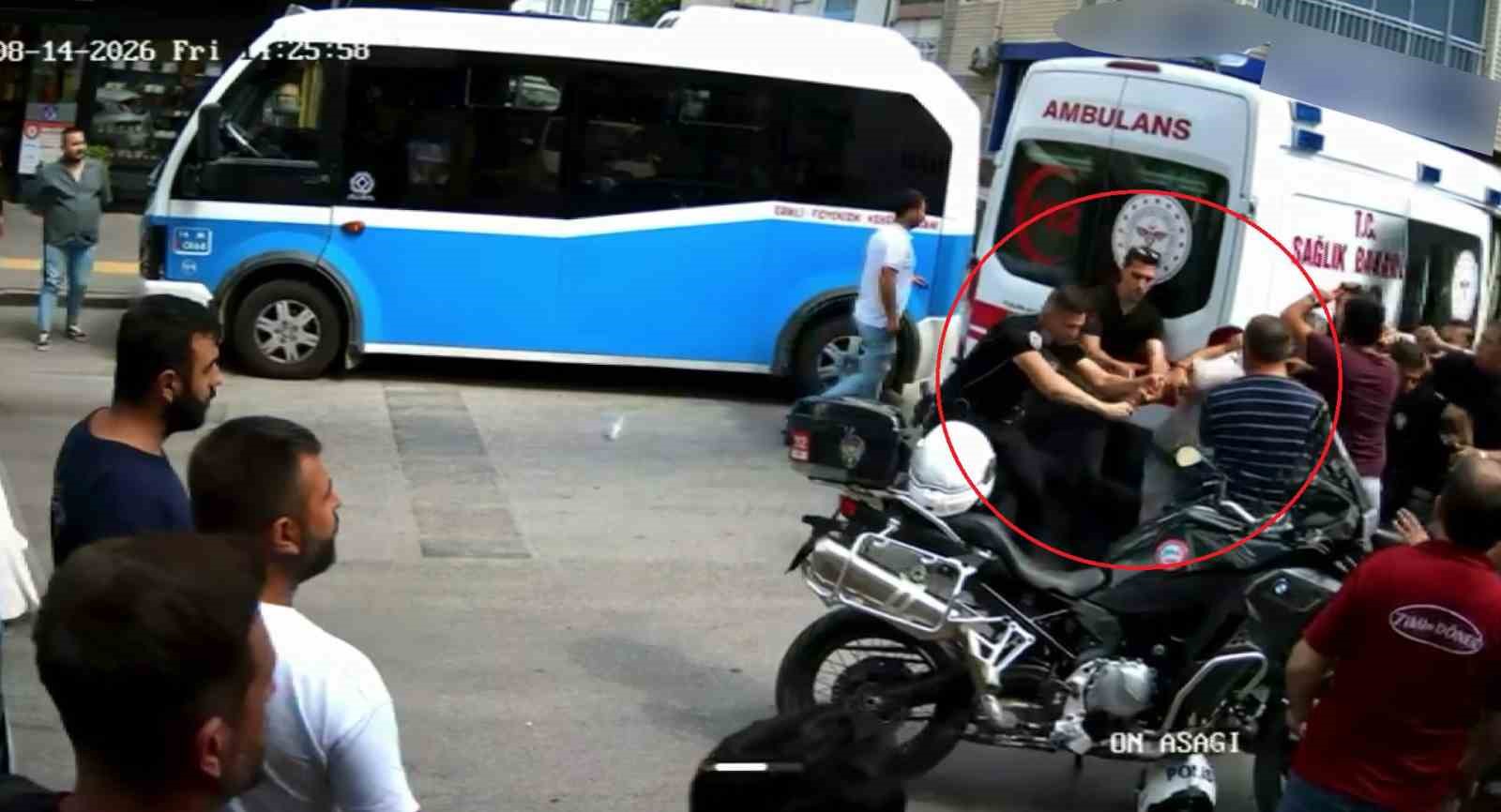 Polis bıçağı elinden aldı, faciayı önledi