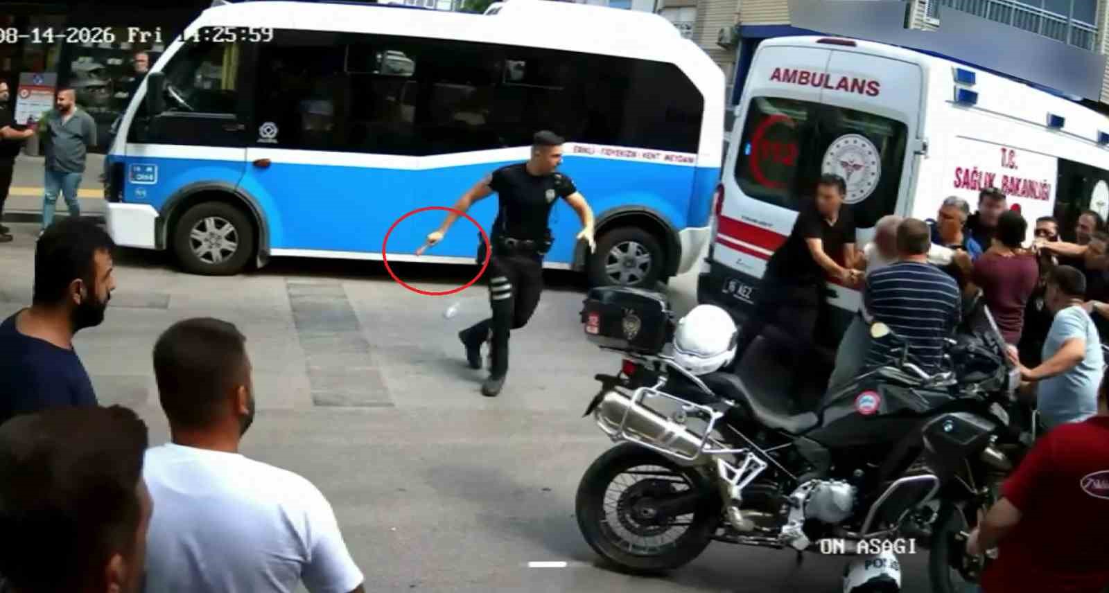 Polis bıçağı elinden aldı, faciayı önledi