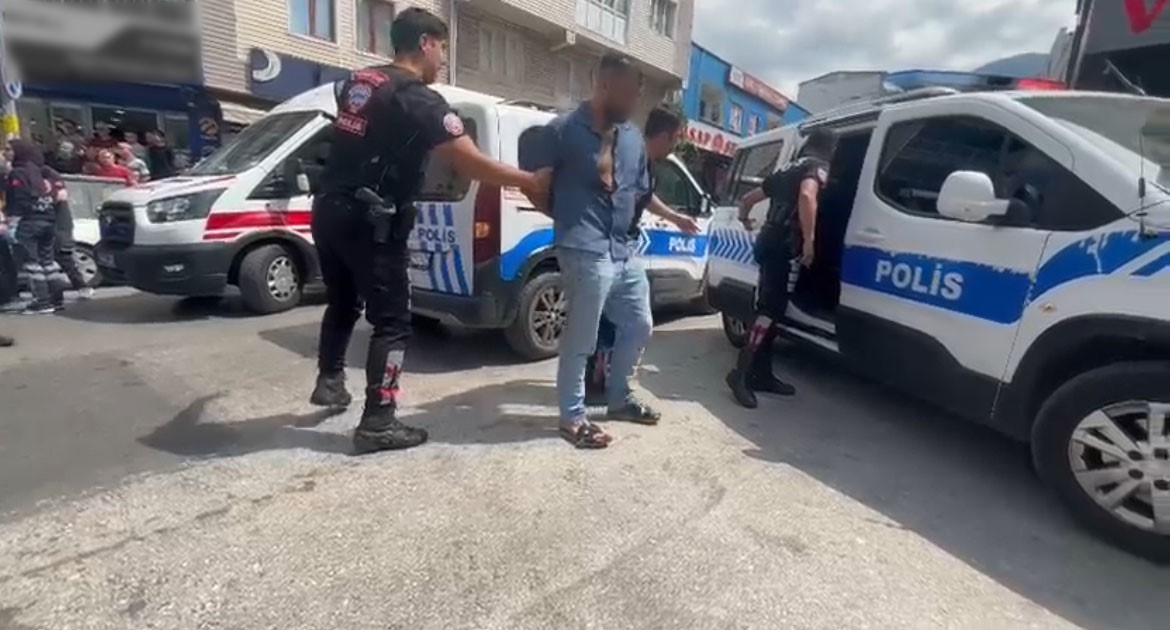 Polis bıçağı elinden aldı, faciayı önledi