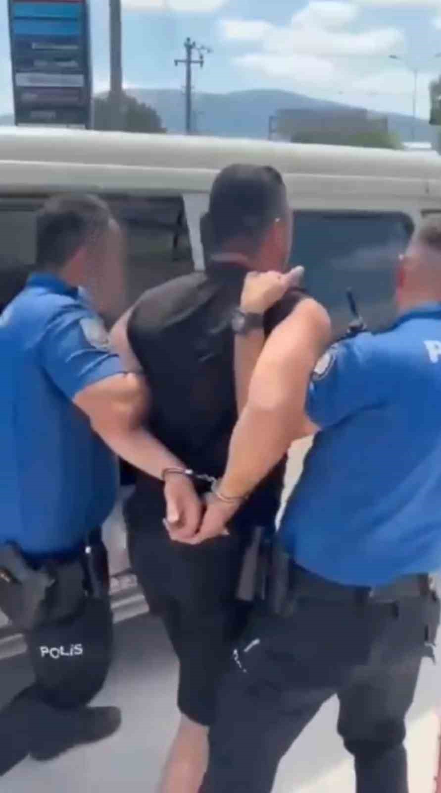 Battaniyenin altına gizlenen şüphelinin 7 yıl 6 ay hapis cezasıyla arandığı ortaya çıktı