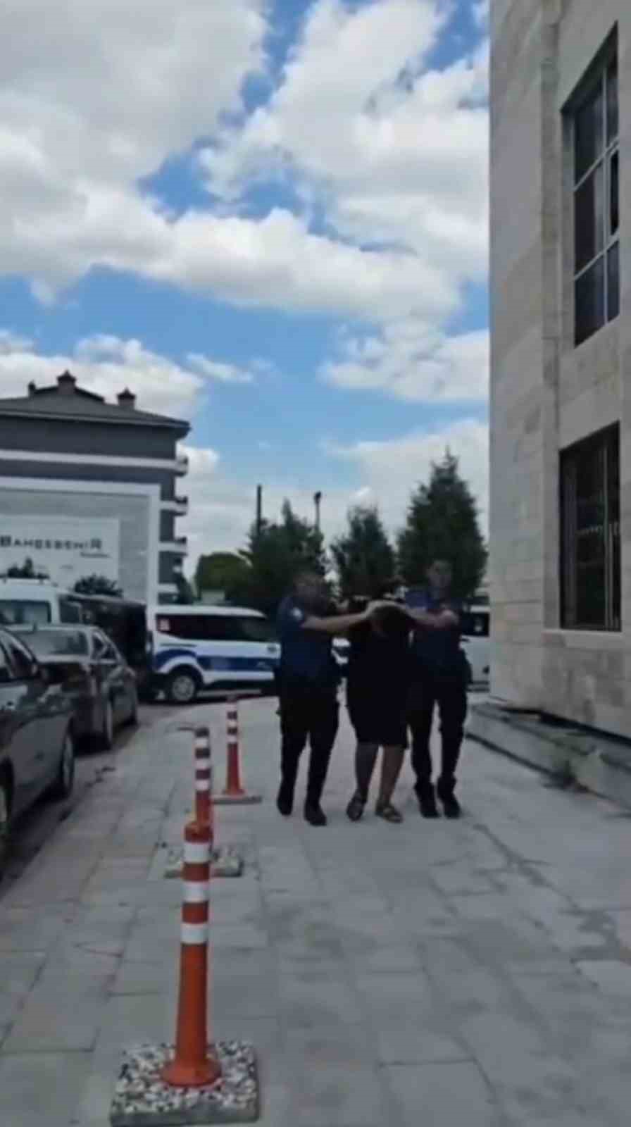 Battaniyenin altına gizlenen şüphelinin 7 yıl 6 ay hapis cezasıyla arandığı ortaya çıktı
