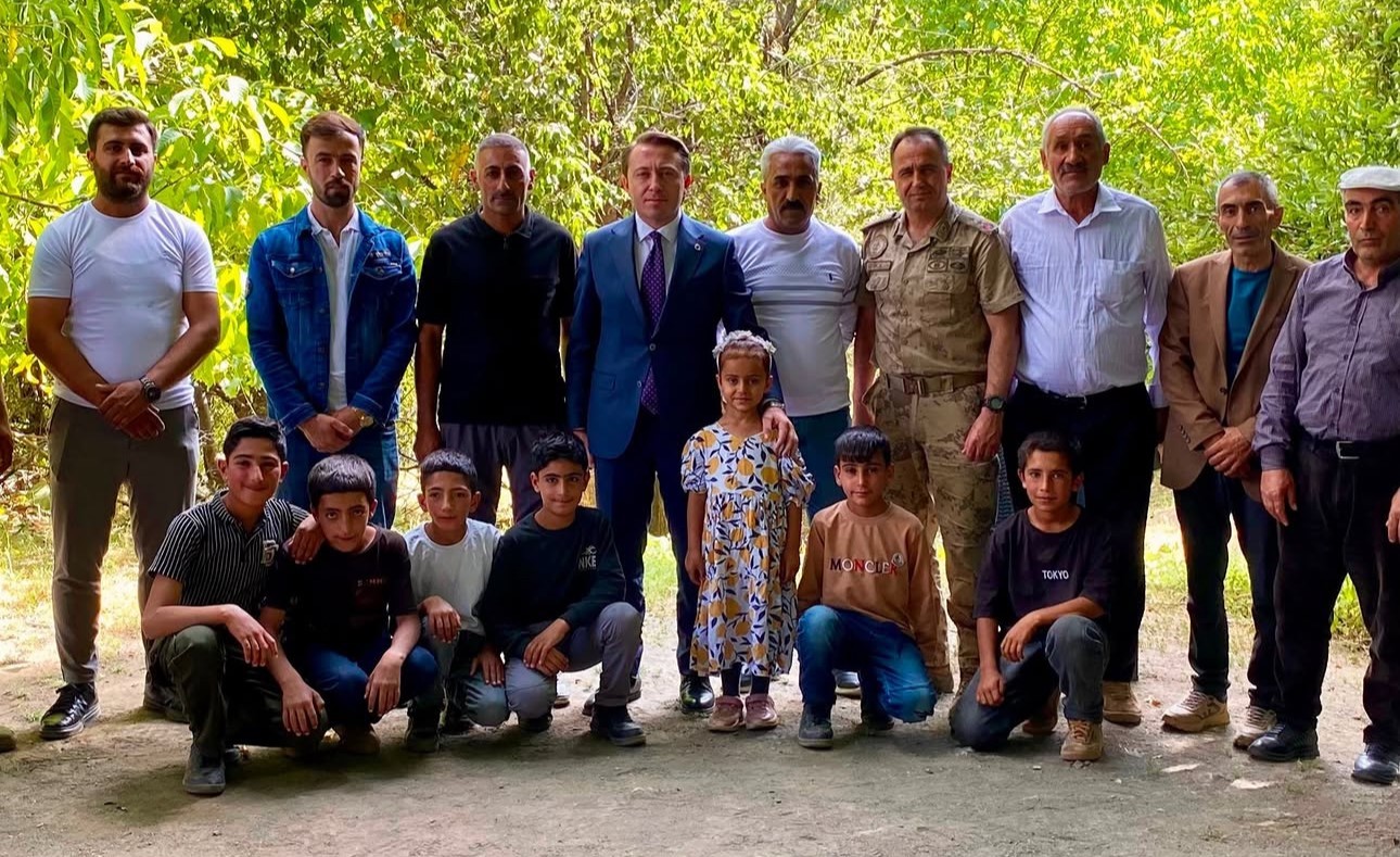 Yüksekova Kaymakamı Hülür, çocukların havuz isteğini geri çevirmedi