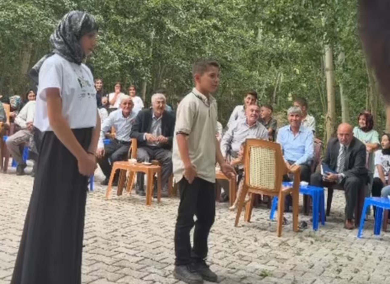 Yüksekova Kaymakamı Hülür, çocukların havuz isteğini geri çevirmedi