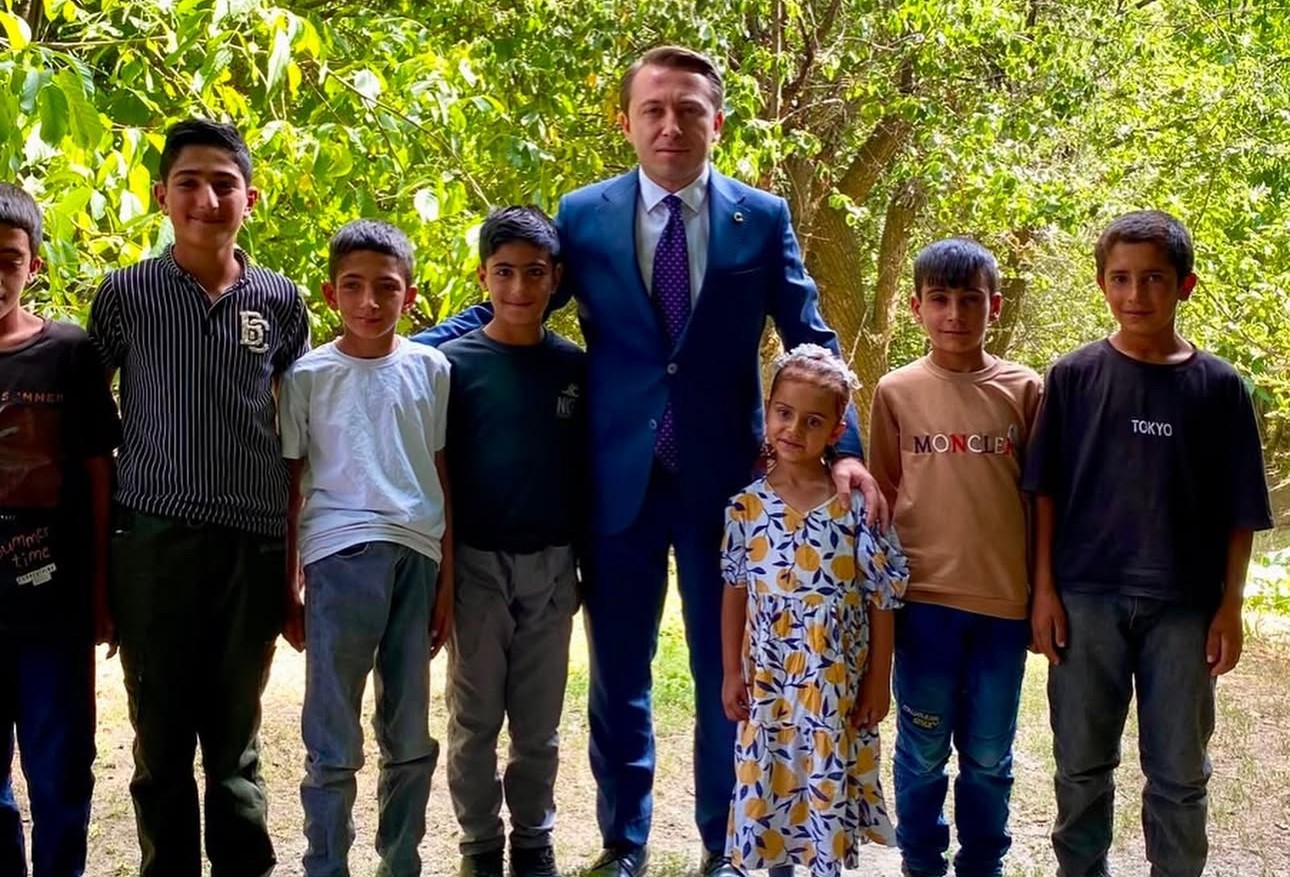 Yüksekova Kaymakamı Hülür, çocukların havuz isteğini geri çevirmedi