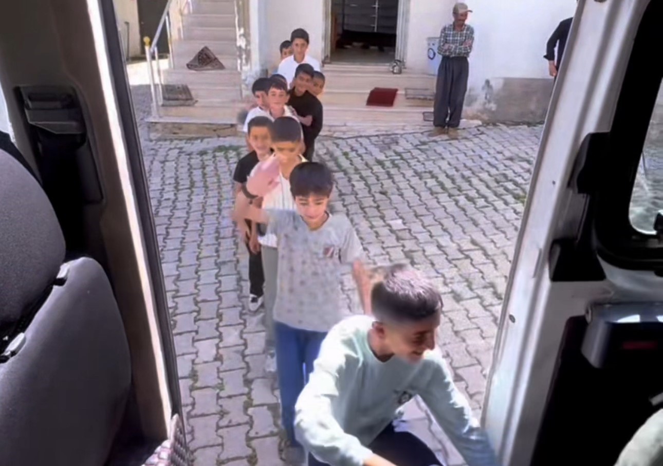 Yüksekova Kaymakamı Hülür, çocukların havuz isteğini geri çevirmedi