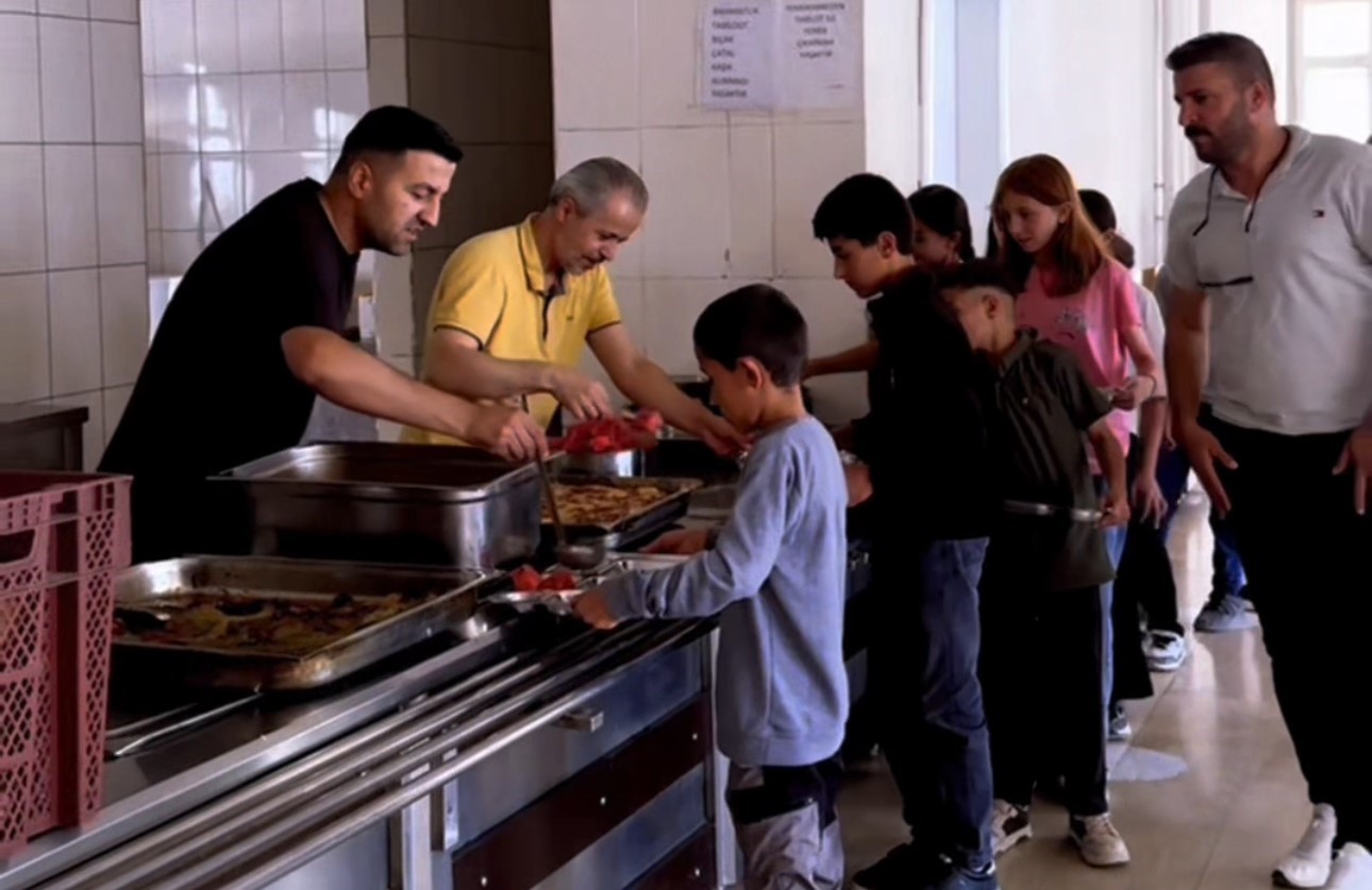 Yüksekova Kaymakamı Hülür, çocukların havuz isteğini geri çevirmedi
