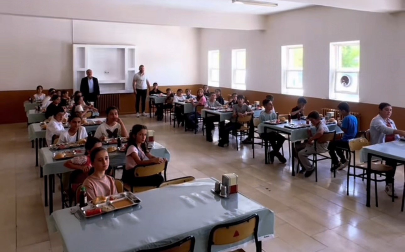 Yüksekova Kaymakamı Hülür, çocukların havuz isteğini geri çevirmedi