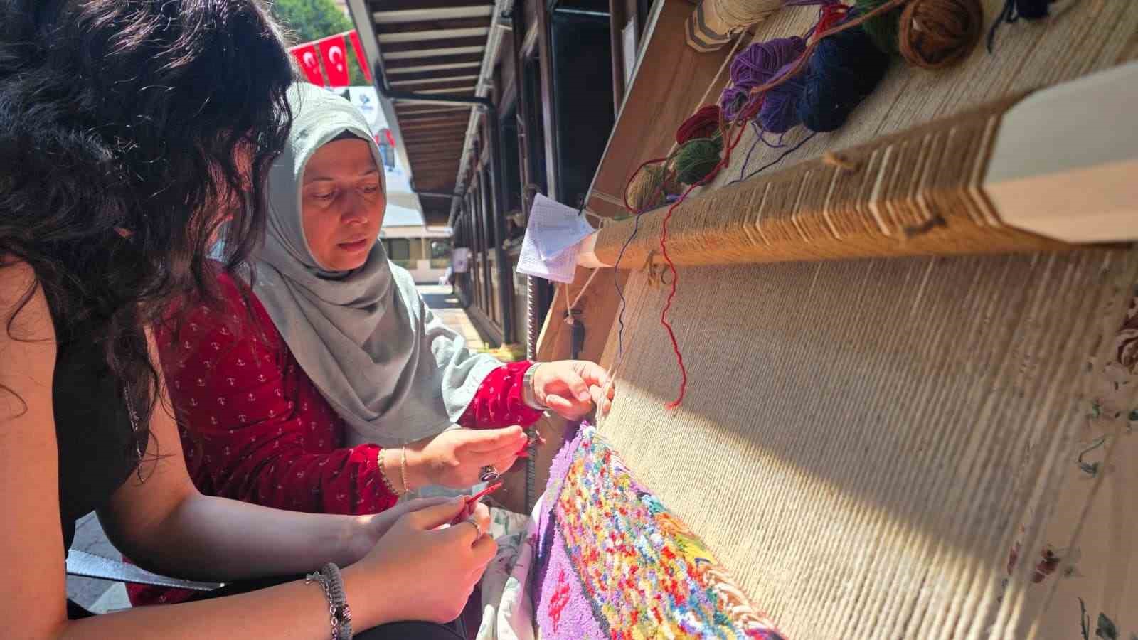 İlmek ilmek kültür mirası: Bandırmalı kadınlar halı dokuma sanatını yaşatıyor