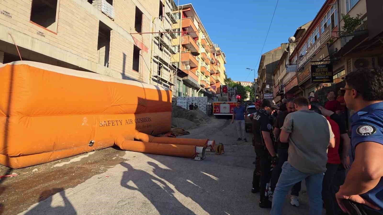 Eşiyle tartışınca inşaat halindeki binaya çıktı, ekipler seferber oldu