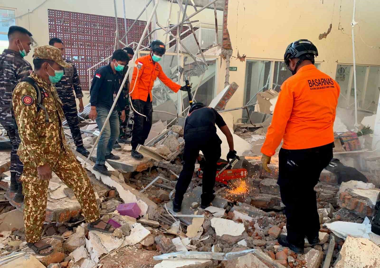 Endonezya’da 7.7 büyüklüğünde deprem: 20 ölü