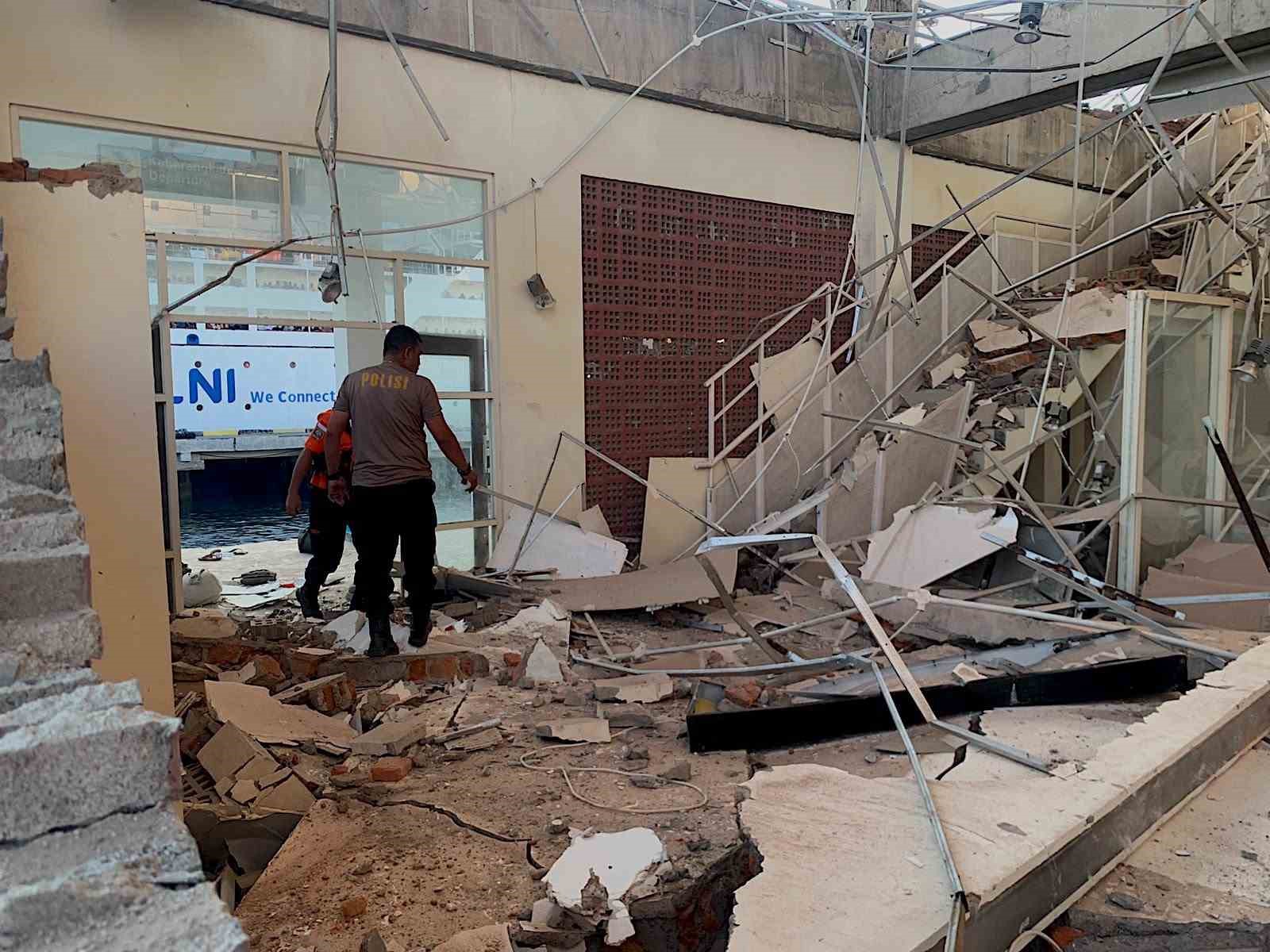 Endonezya’da 7.7 büyüklüğünde deprem: 20 ölü