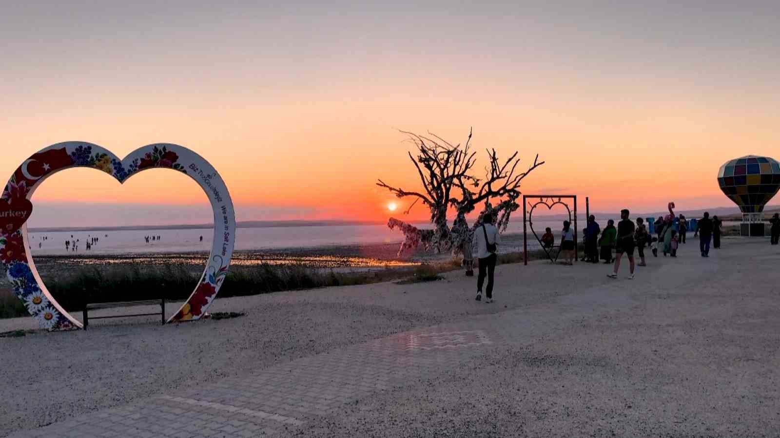 Tuz Gölü, gün batımındaki doğal güzelliğiyle etkiledi