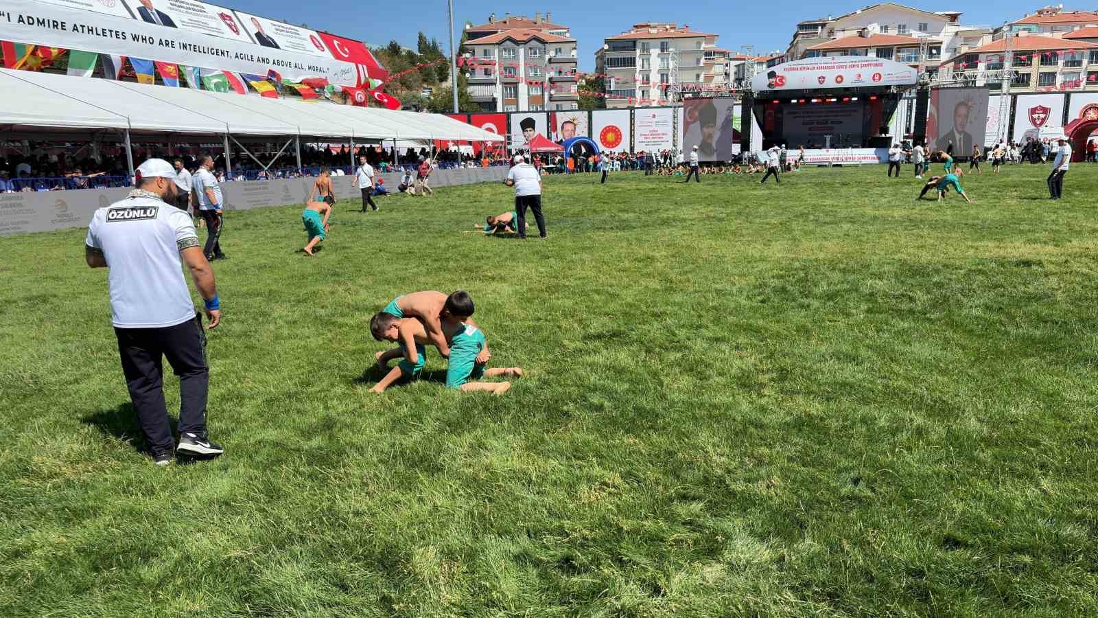 Keçiören’de genç pehlivanlar er meydanına çıktı