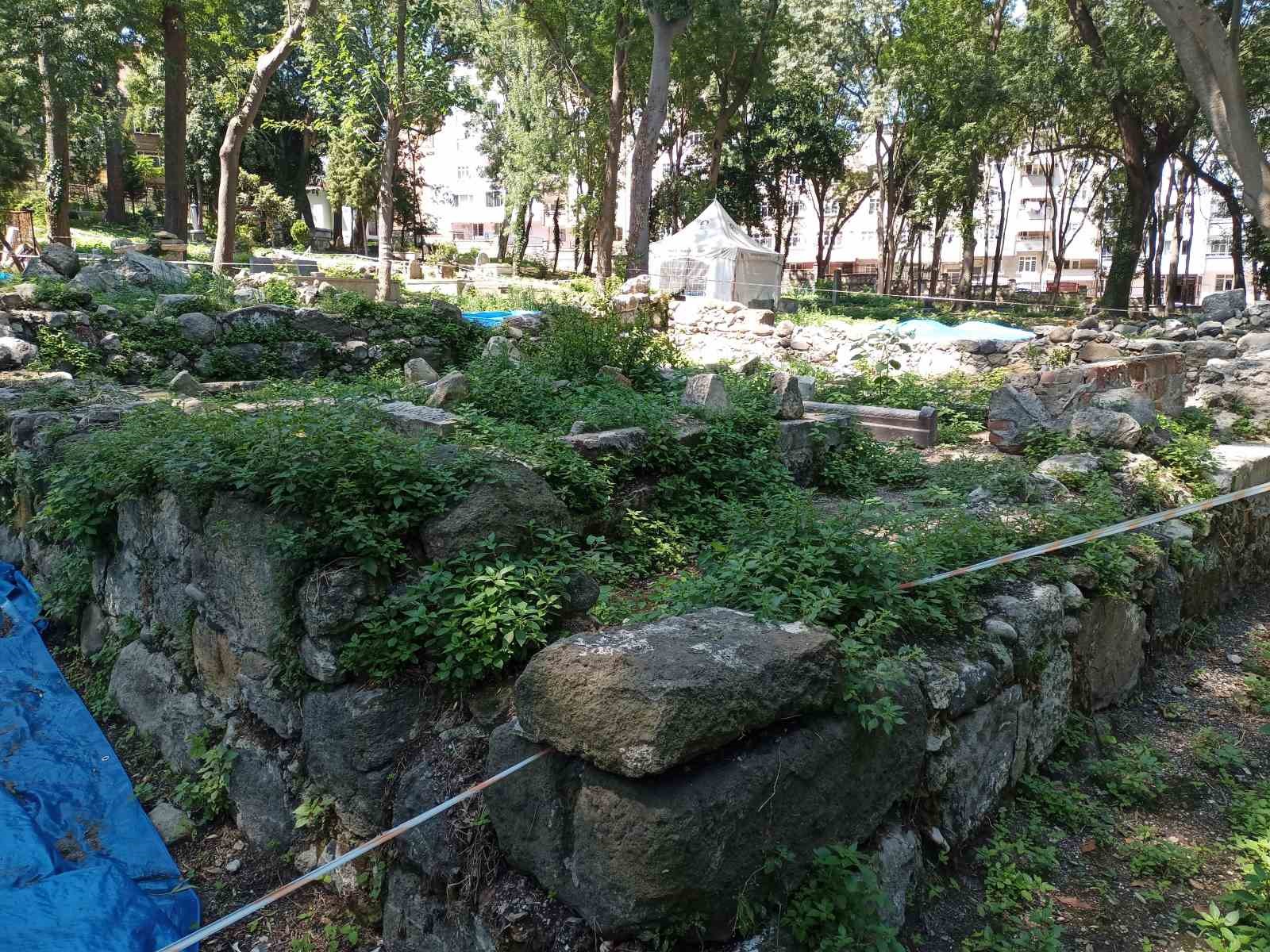 Seyyid Kutbiddin Mezarlığı’nda saklı tarih gün yüzüne çıkarılıyor