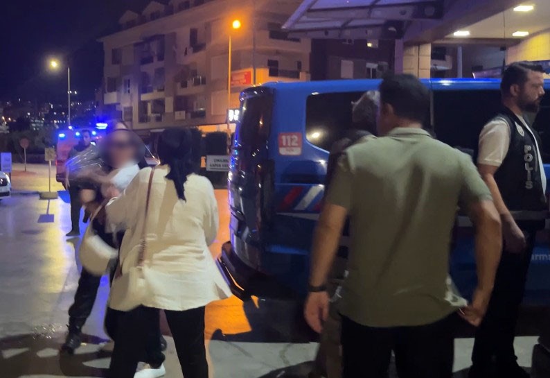 Vize dolandırıcılığı operasyonunda şüpheliler ve yakınları gazetecilere tepki gösterdi