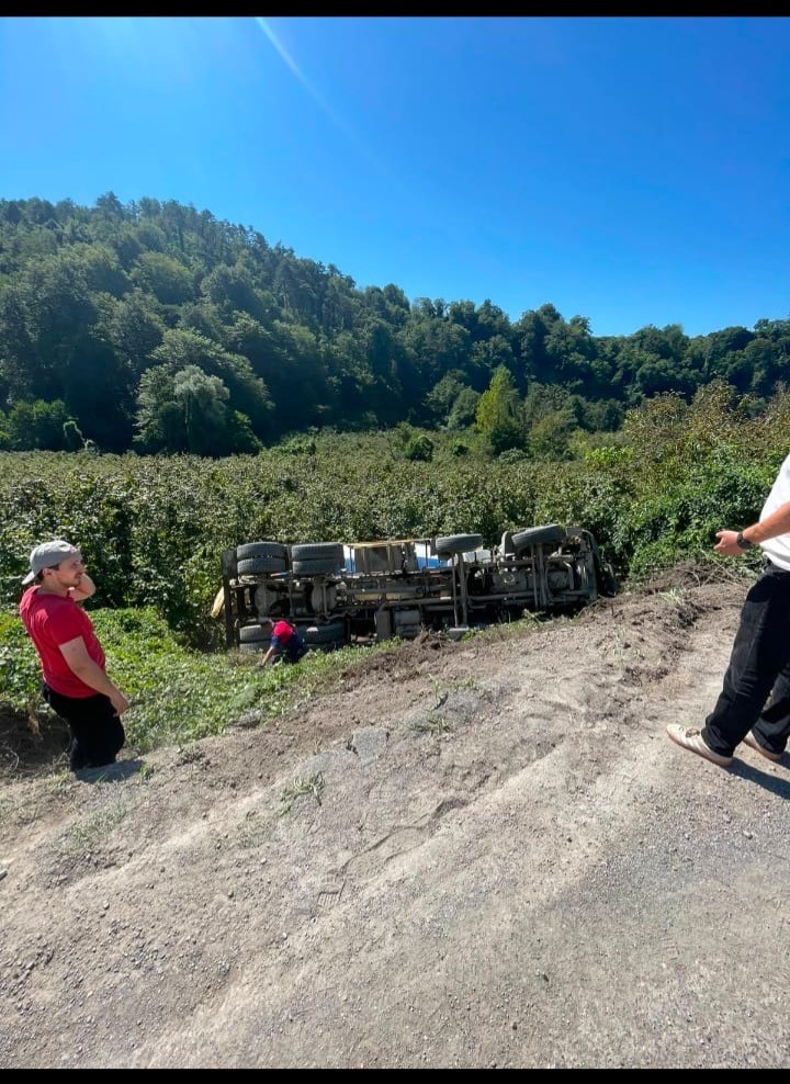 Alaplı’da şarampole uçan beton mikserinin sürücüsü yaralandı
