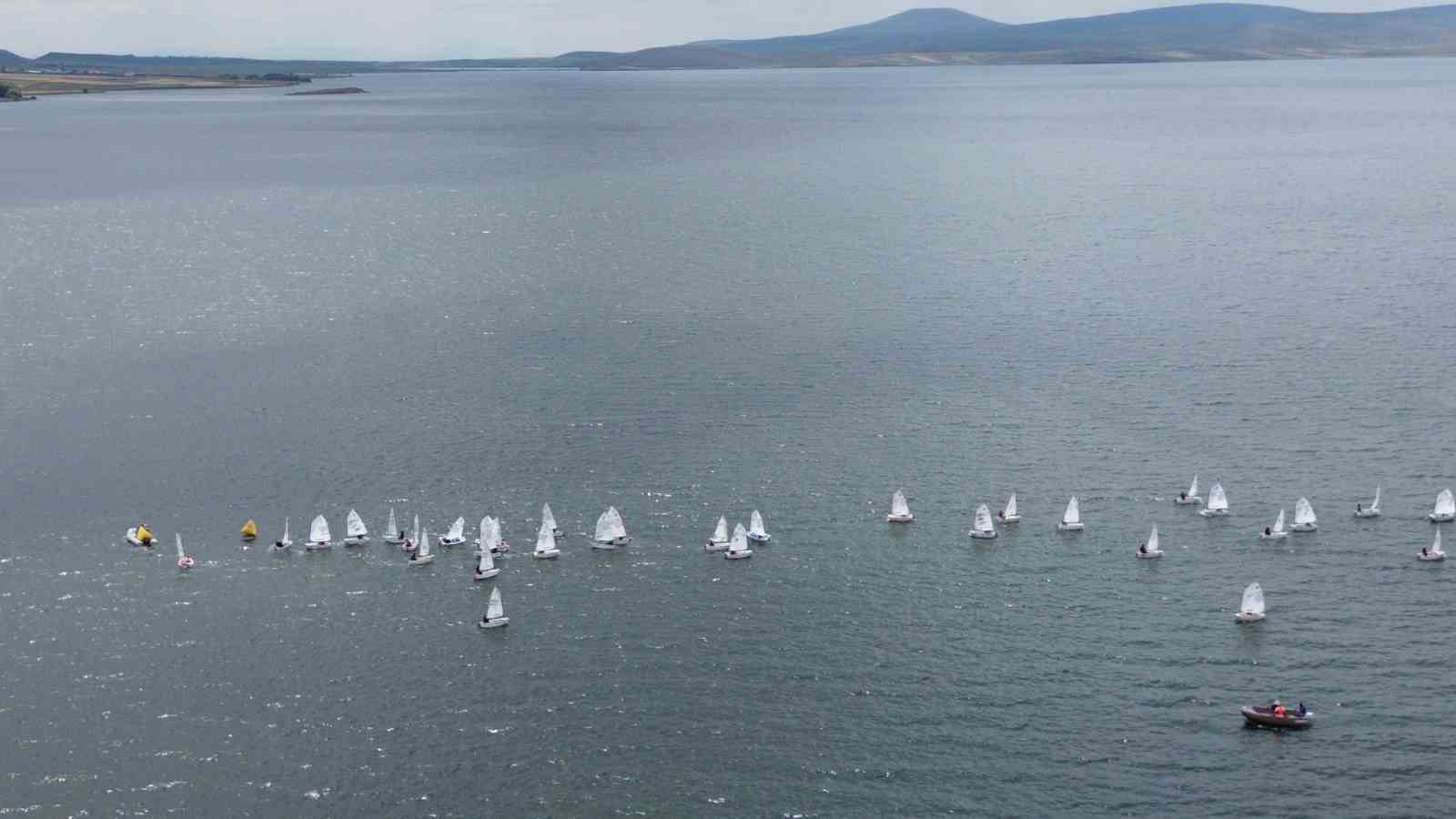 Kars Çıldır Gölü’nde yelken şöleni: 44 sporcu Ani’nin fethinin 962. yılı için yarıştı