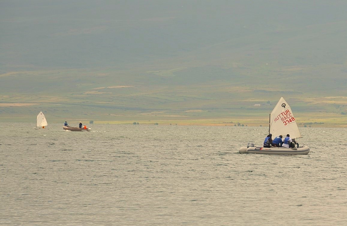 Kars Çıldır Gölü’nde yelken şöleni: 44 sporcu Ani’nin fethinin 962. yılı için yarıştı