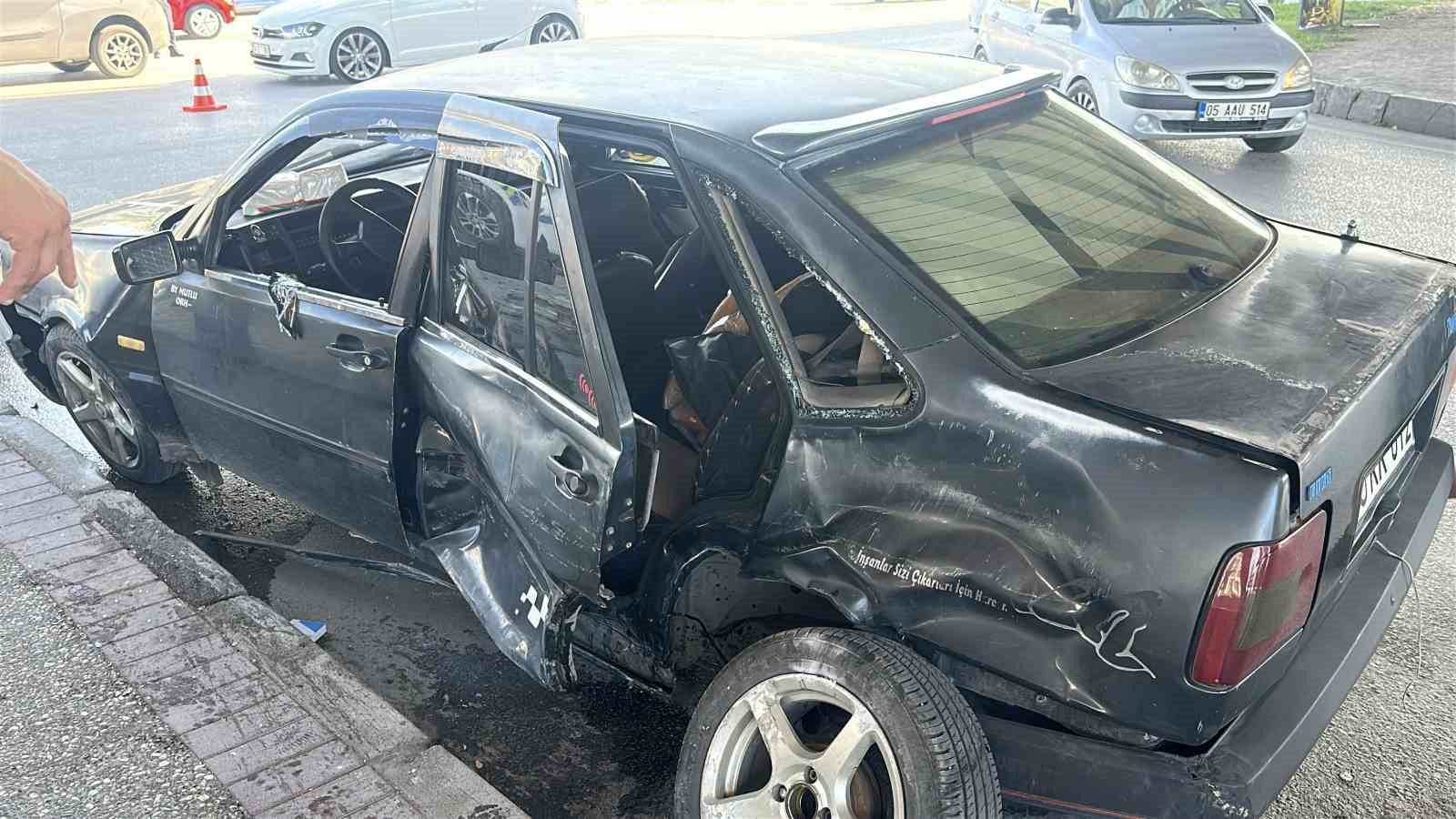Kavşakta otomobil ile kamyonet çarpıştı: 1 yaralı