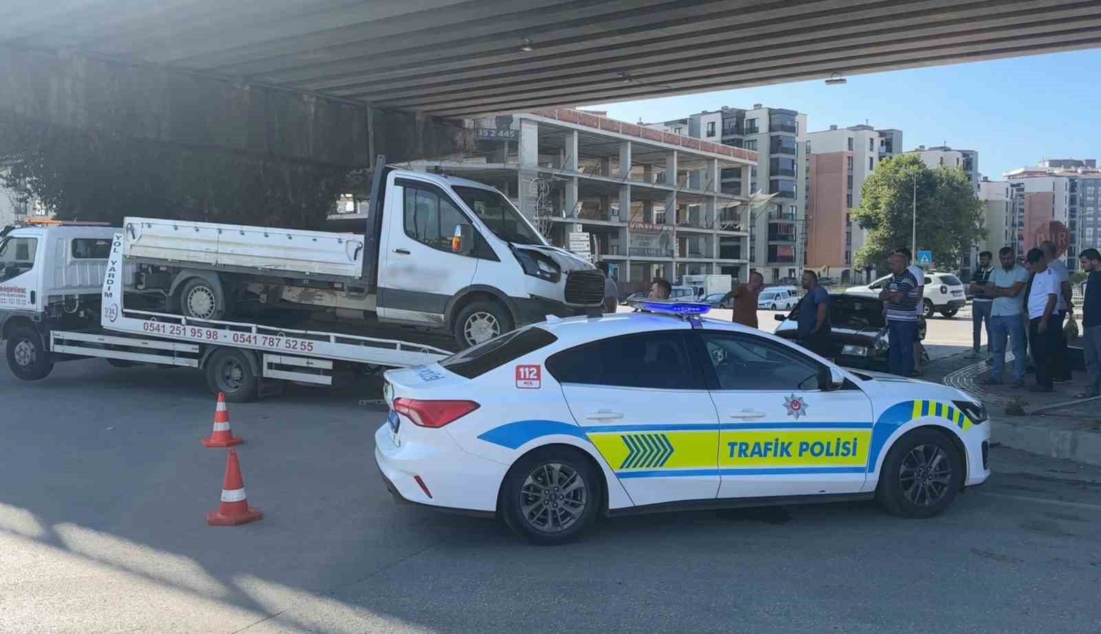 Kavşakta otomobil ile kamyonet çarpıştı: 1 yaralı