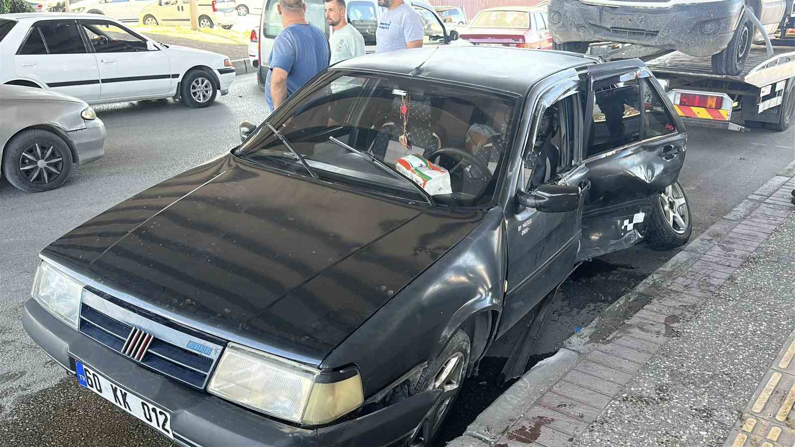 Kavşakta otomobil ile kamyonet çarpıştı: 1 yaralı