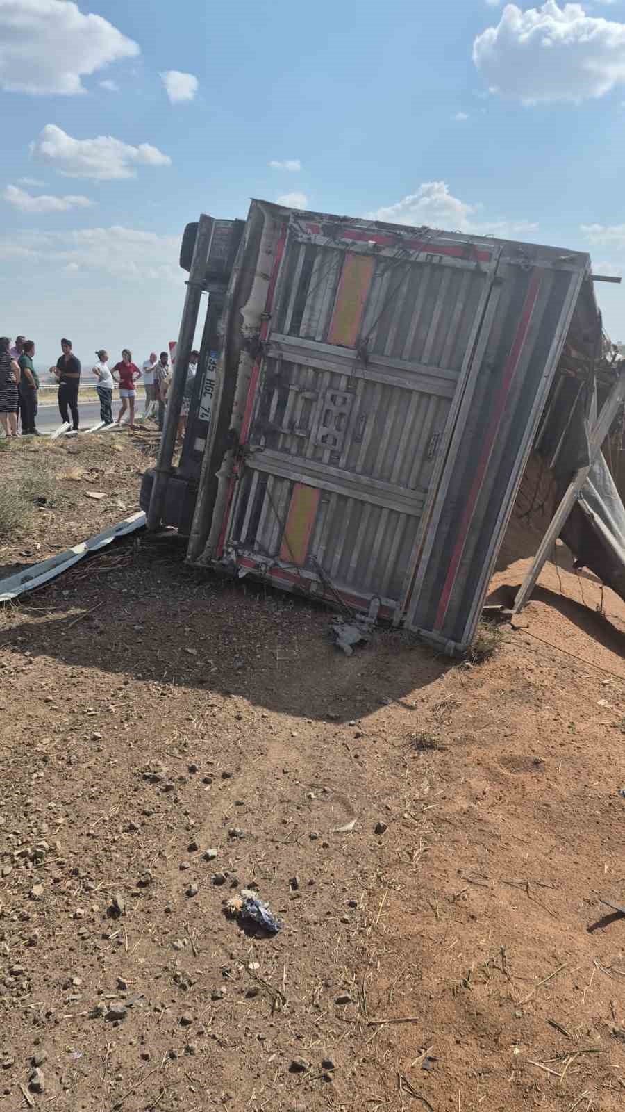 Uzunköprü’de buğday yüklü kamyon devrildi: 1 yaralı