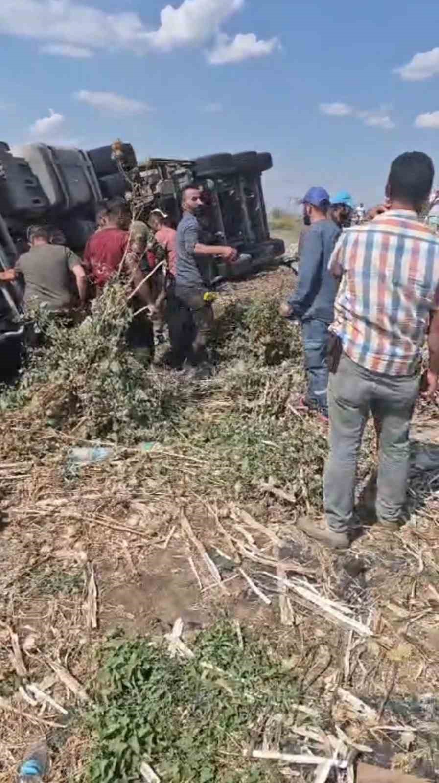 Uzunköprü’de buğday yüklü kamyon devrildi: 1 yaralı