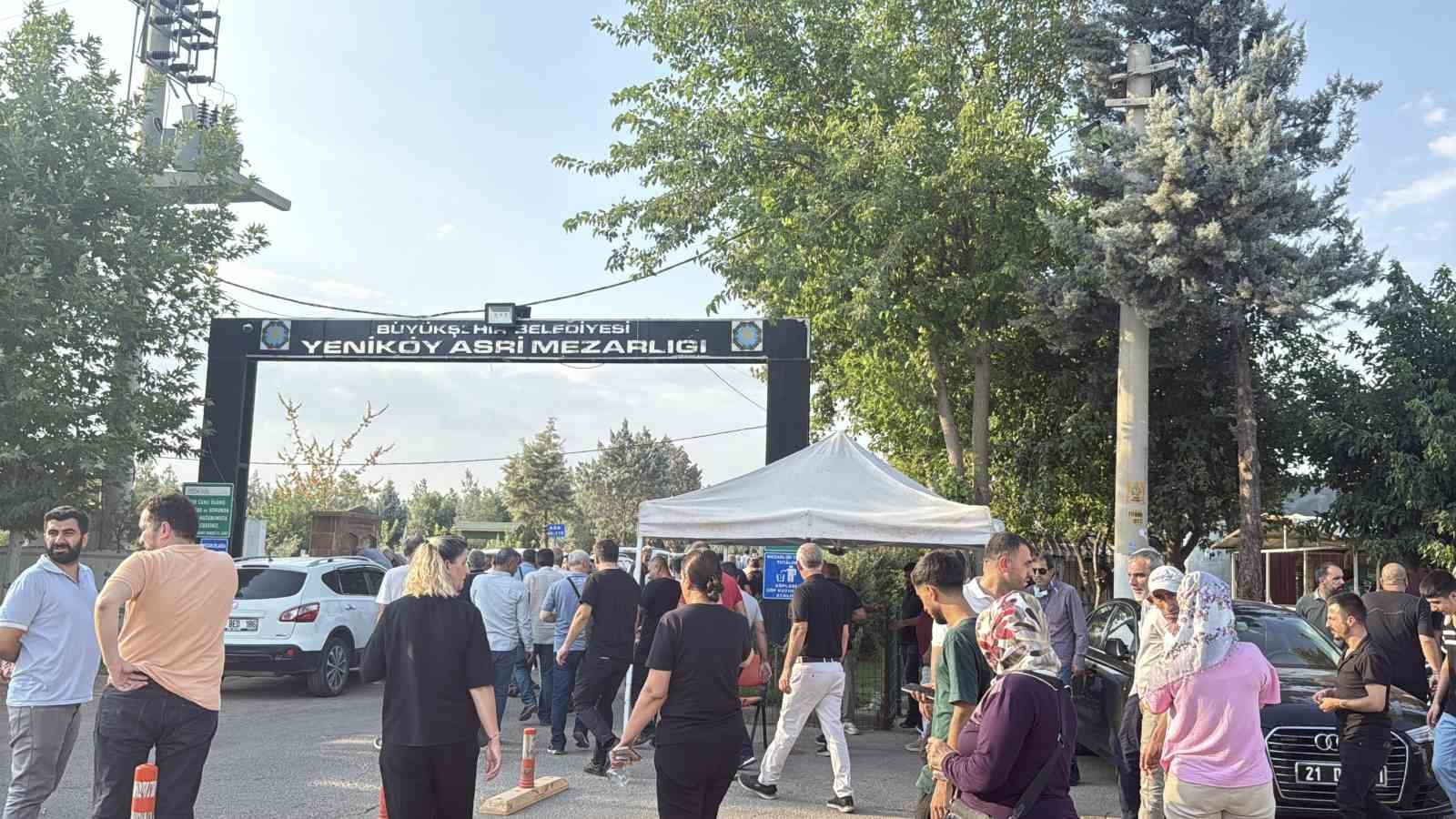 Diyarbakır’daki feci kazada ölen 5 kardeş ve 2 yeğen yan yana defnedildi