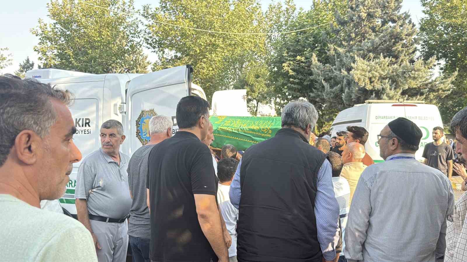 Diyarbakır’daki feci kazada ölen 5 kardeş ve 2 yeğen yan yana defnedildi