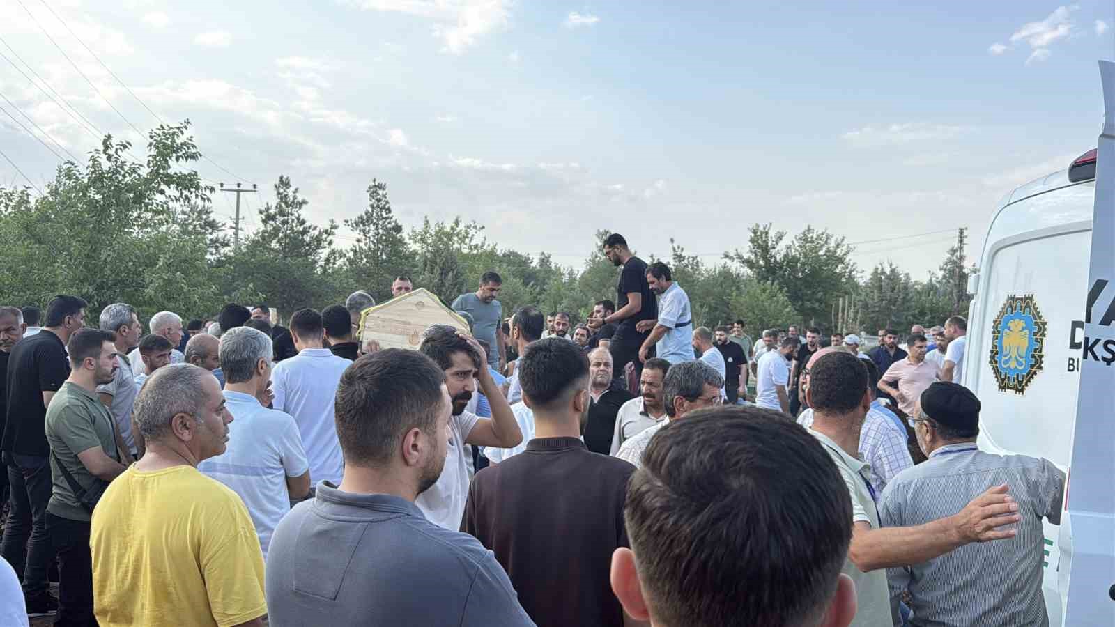 Diyarbakır’daki feci kazada ölen 5 kardeş ve 2 yeğen yan yana defnedildi