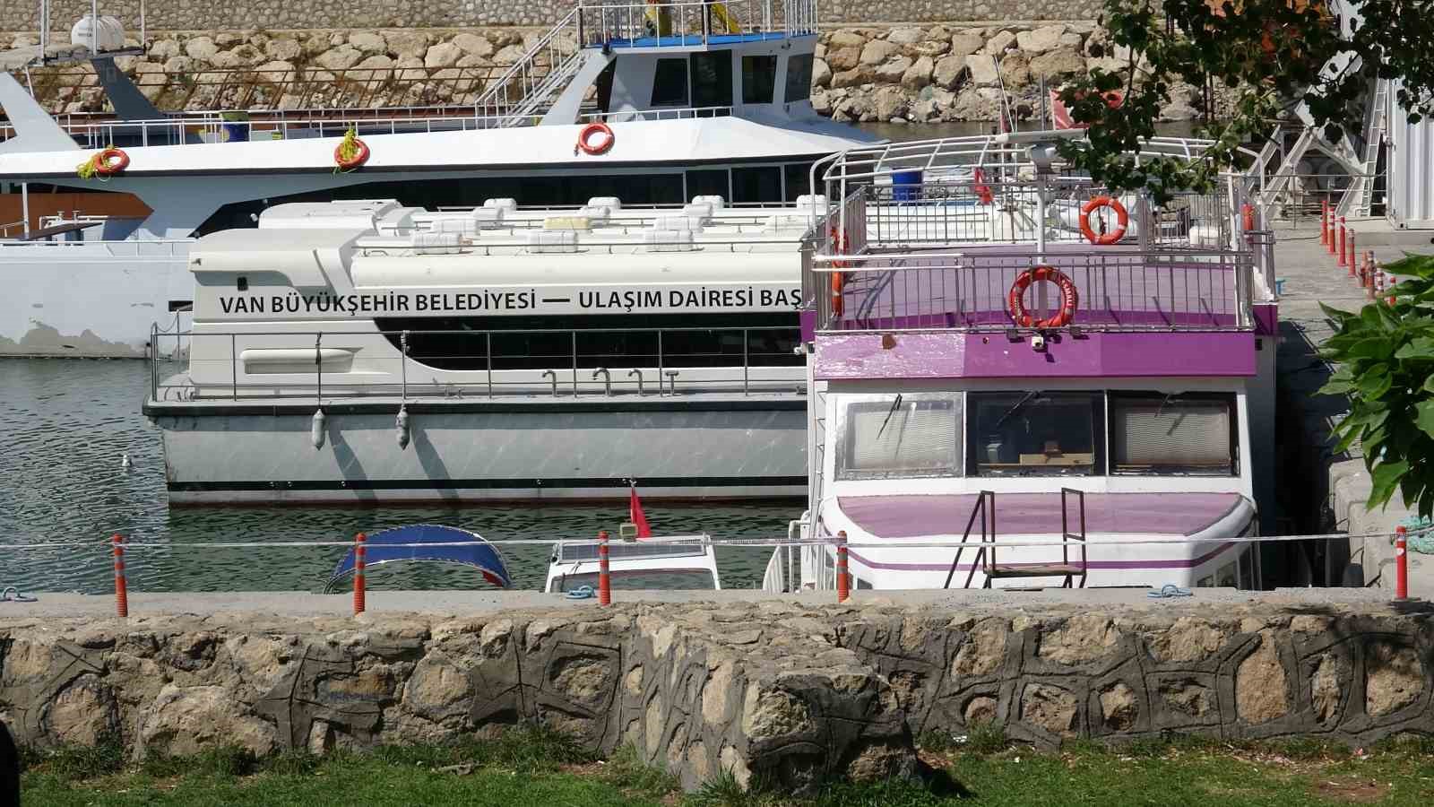 Van Büyükşehir Belediyesi’nin deniz otobüsleri bu yaz da çalışmadı