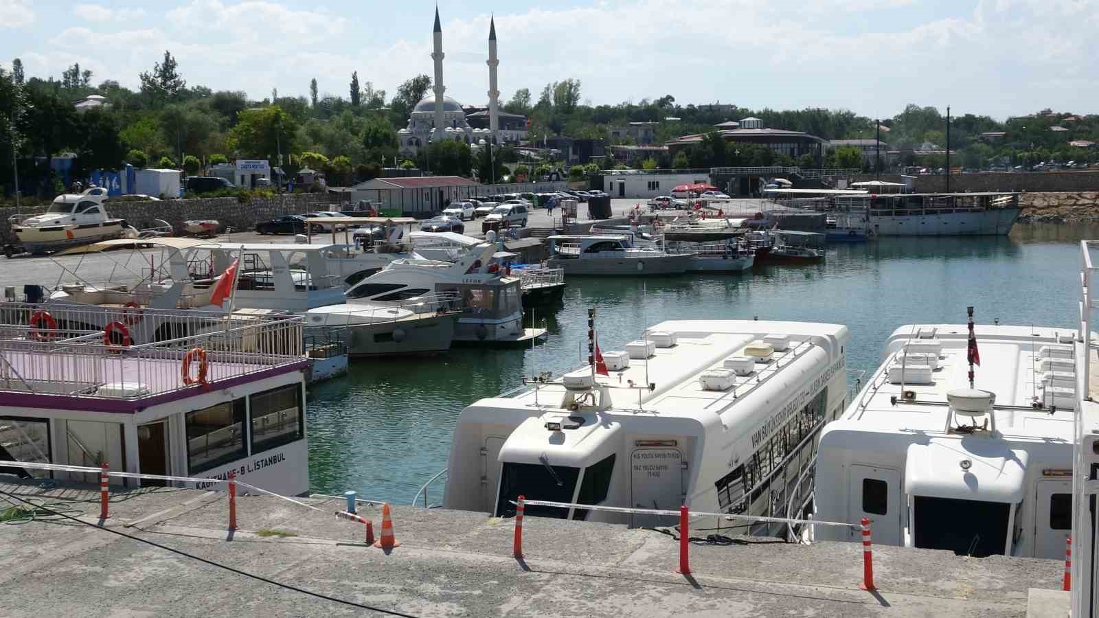 Van Büyükşehir Belediyesi’nin deniz otobüsleri bu yaz da çalışmadı