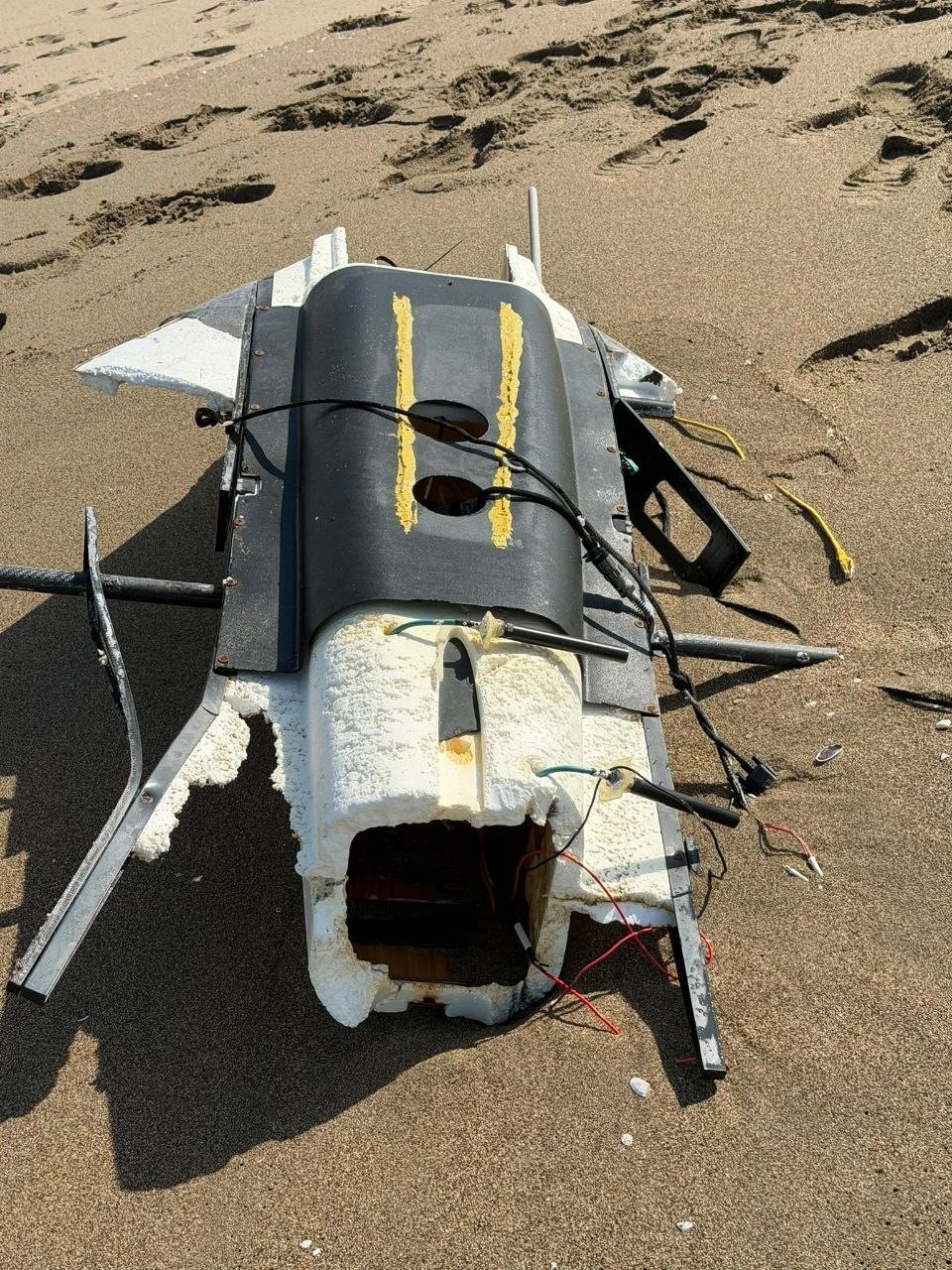 Sahile vuran dron parçası ekipleri harekete geçirdi