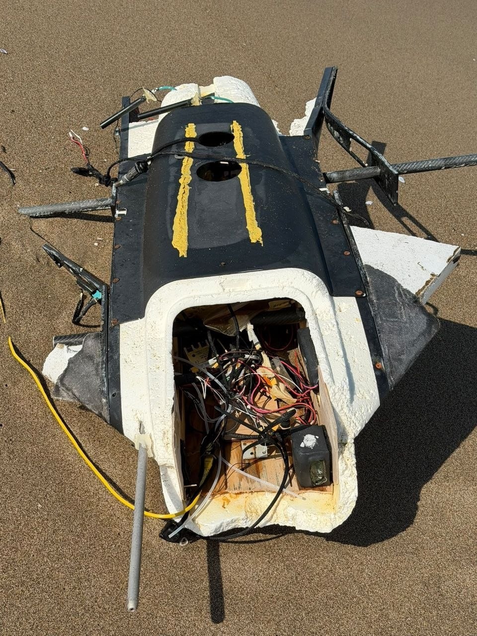 Sahile vuran dron parçası ekipleri harekete geçirdi