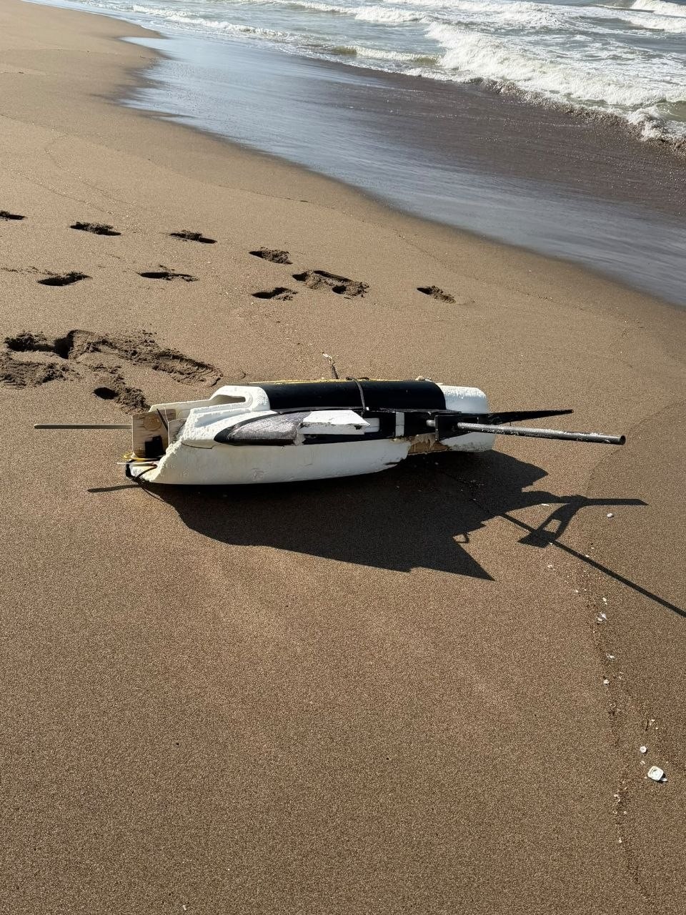 Sahile vuran dron parçası ekipleri harekete geçirdi