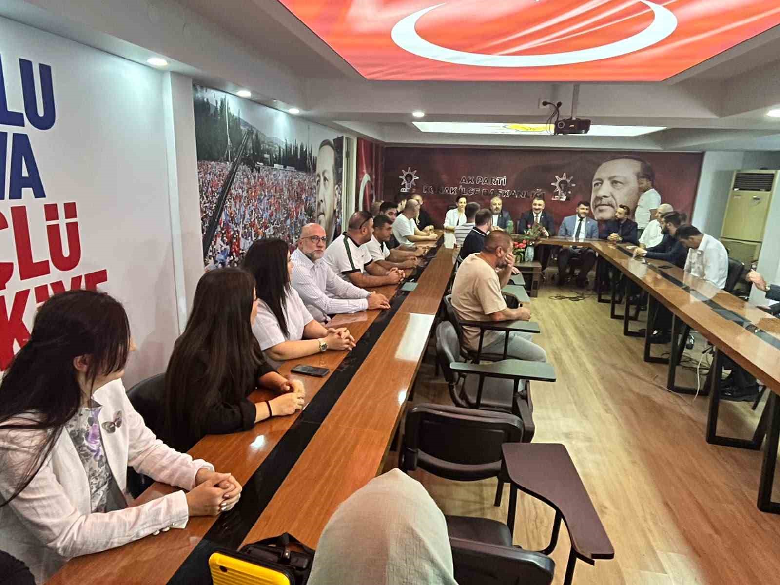 AK Parti Konak’ta 25. kuruluş yılında 500 yeni üye