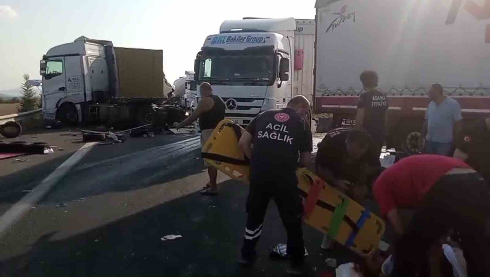 Emniyet şeridindeki tıra başka bir tır çarptı: 2 yaralı