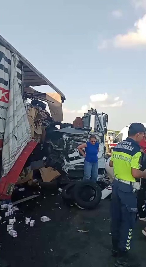 Emniyet şeridindeki tıra başka bir tır çarptı: 2 yaralı